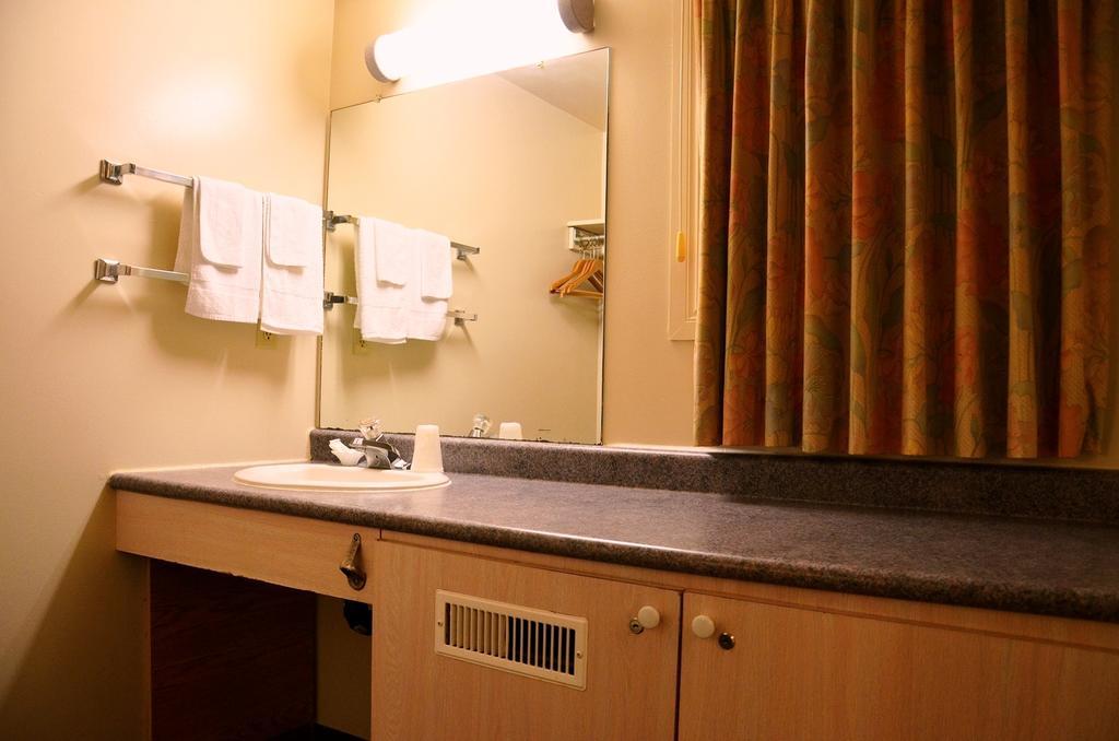 Grand Motel Toronto Room photo