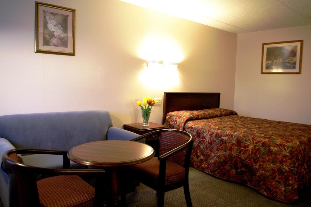 Grand Motel Toronto Room photo